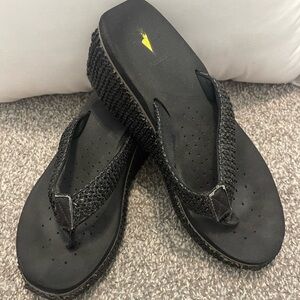 Super comfortable black wedge flip flops🖤
